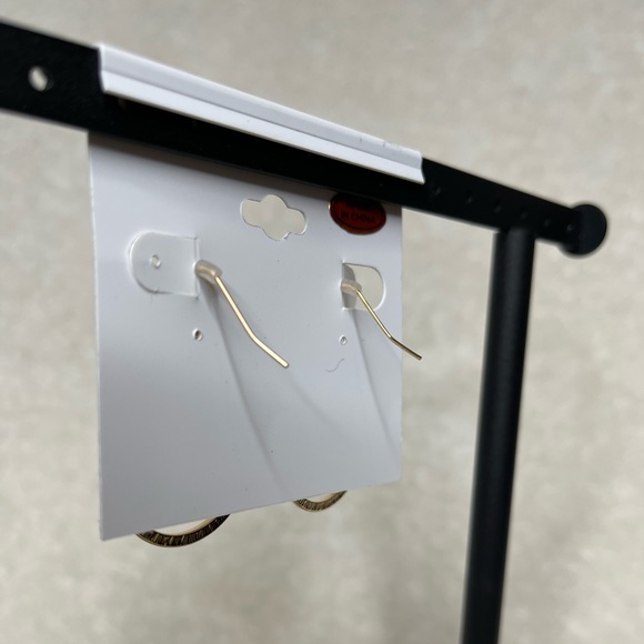 New Laundry by Shelli Segal gold tone and faux pearl earrings - Picture 3 of 3